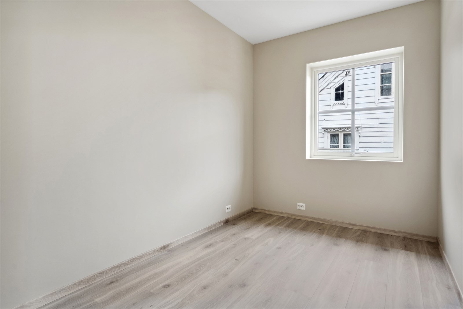 Leilegheita har til saman tre soverom, som alle ligg fint samla og skjerma frå opphaldsromma. Galleribilde