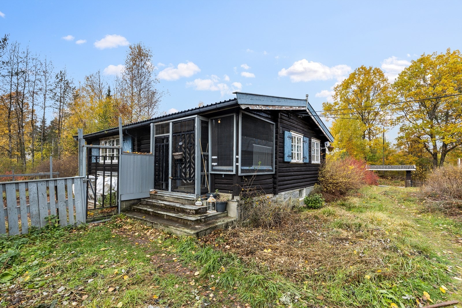 På tomten er det 3 bygninger som enebolig, utehus og stall med plass til to hester Galleribilde