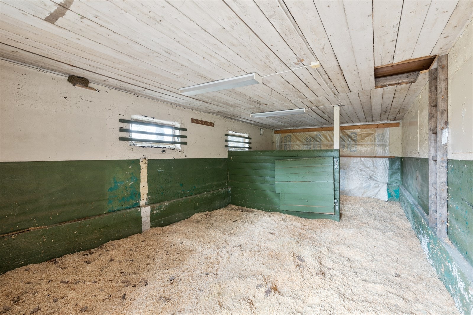 Stall med plass til to hester / fjøs Galleribilde