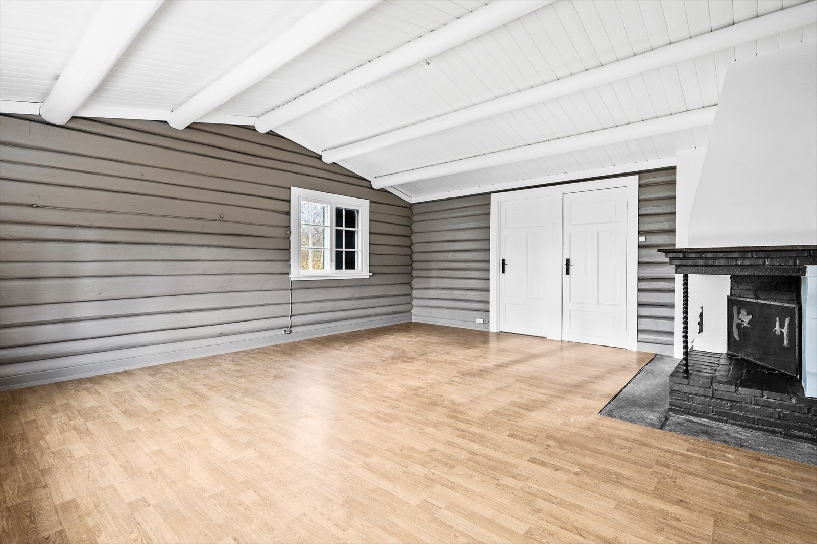 Stor og lys stue med nymalte overflater Galleribilde