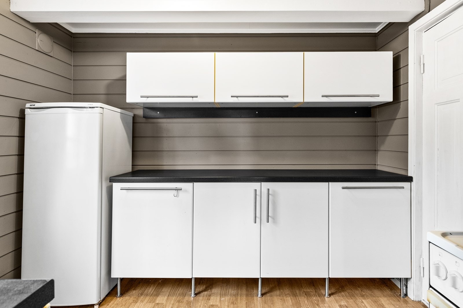 Laminat benkeplater med nedfelt vask og avløpsrør i plast Galleribilde