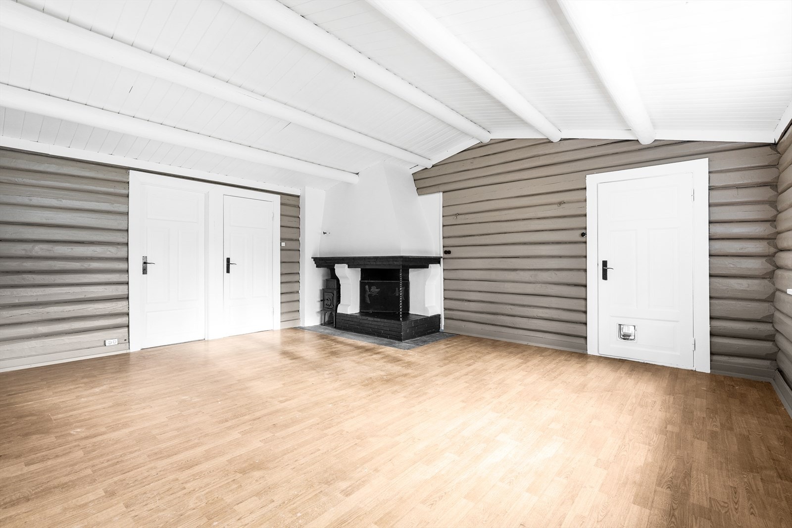 Stuen har en god størrelse og plass til stuemøbler Galleribilde