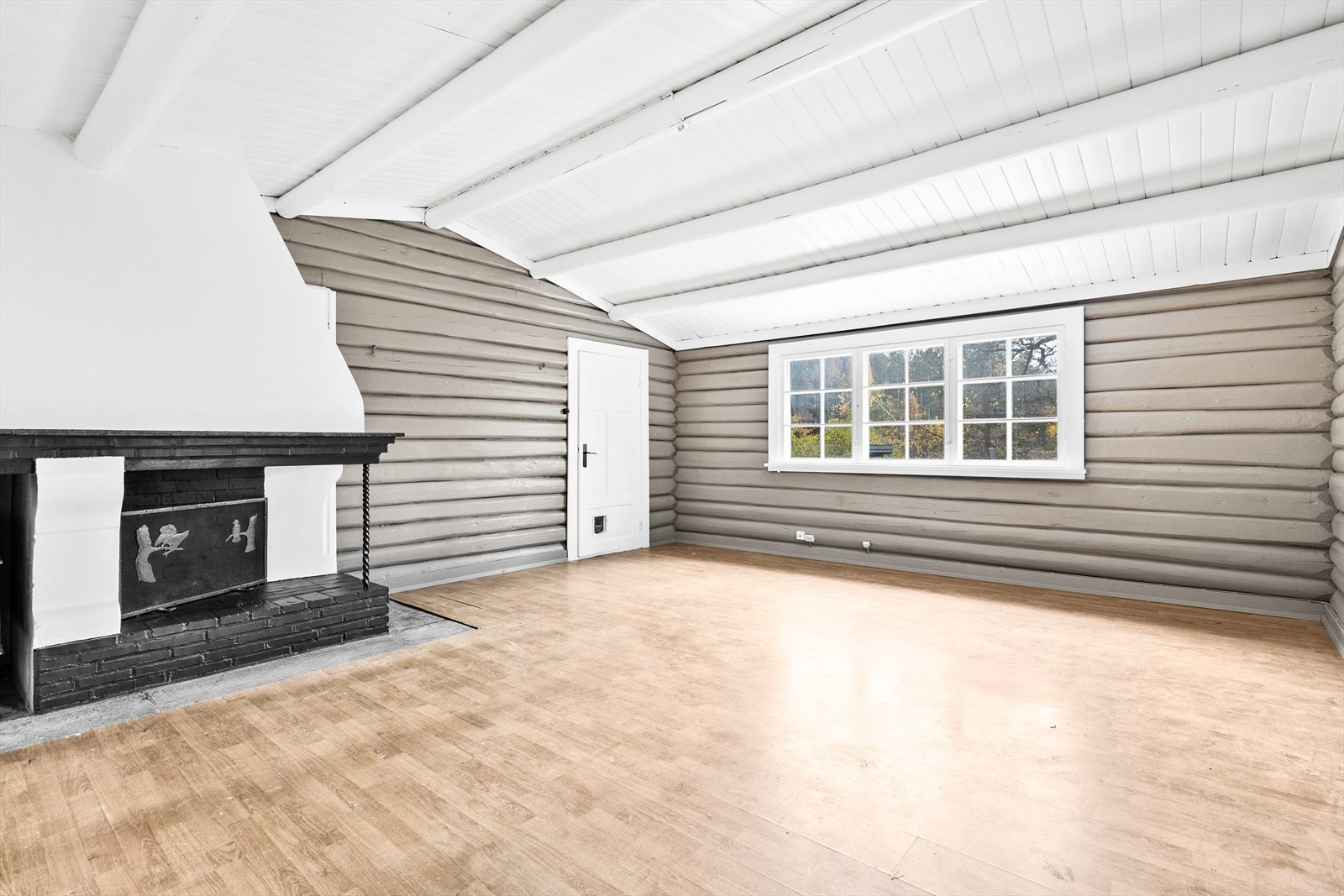 Huset har flere vindusflater som slipper inn rikelig med naturlig lys Galleribilde