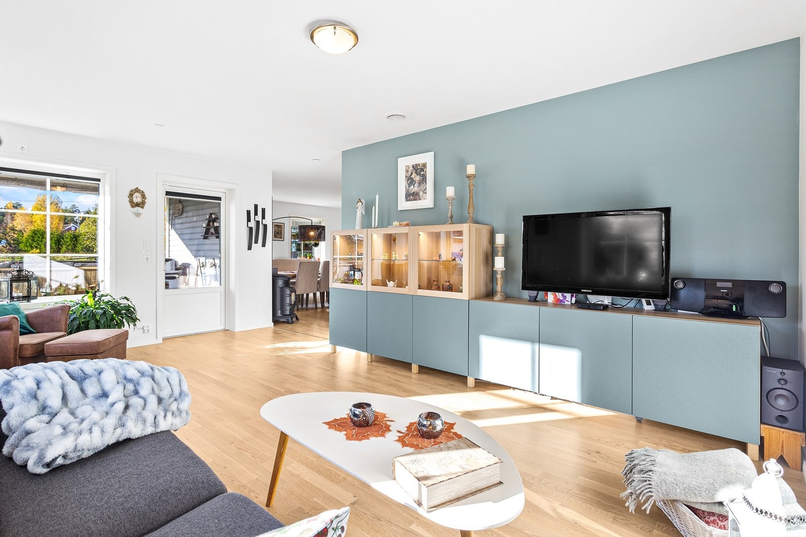 I stuen er den ene veggen malt i en lekker kontrastfarge. Pene gulv og lyst tak er gjennomgående i hele leiligheten. Galleribilde