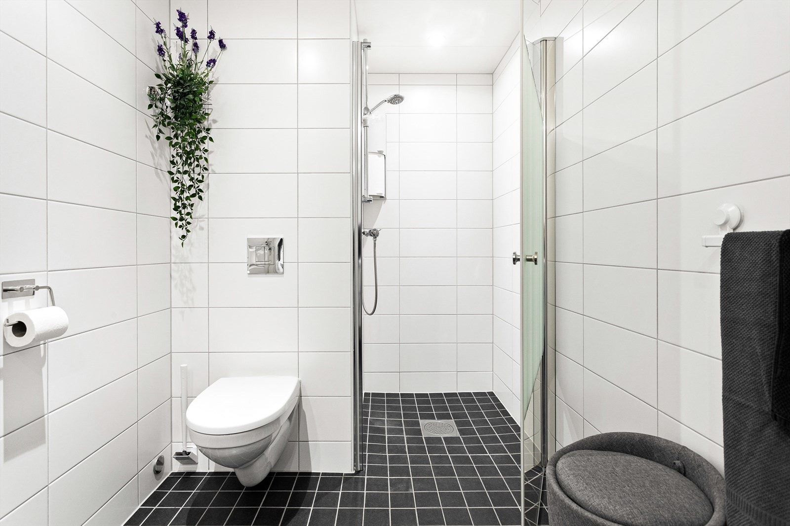 Badet har en innfelt dusjnisje med glassdør. Galleribilde