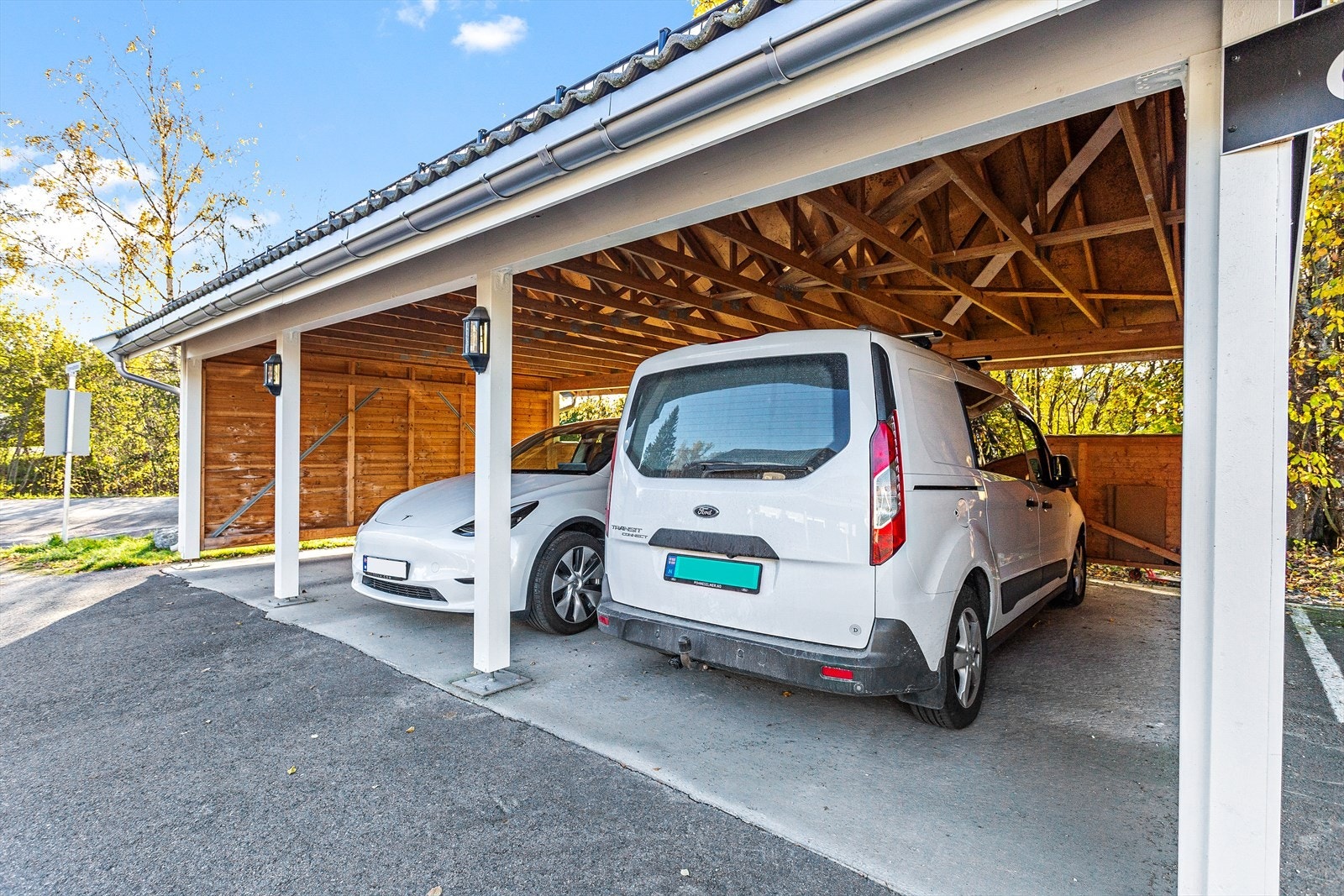 Bilen kan parkeres trygt i medfølgende carport. Galleribilde