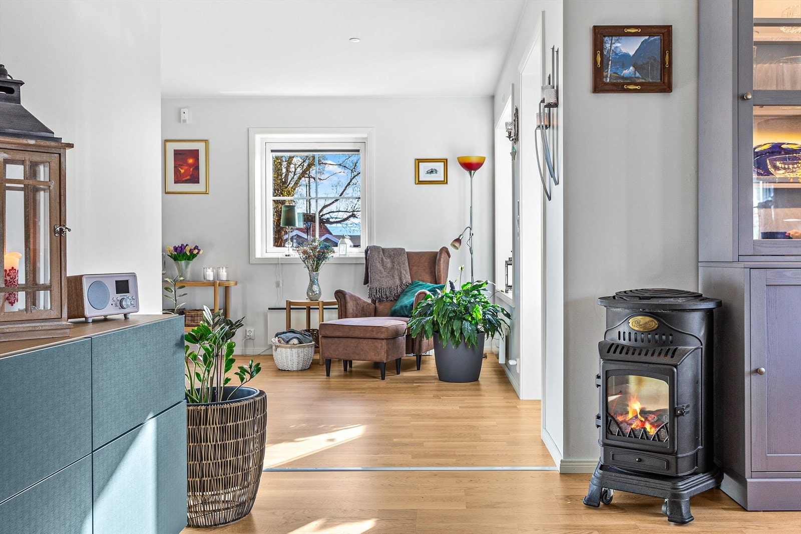 Hele leiligheten er malt i lyse og tidsriktige farger og har pene lyse gulv. Galleribilde