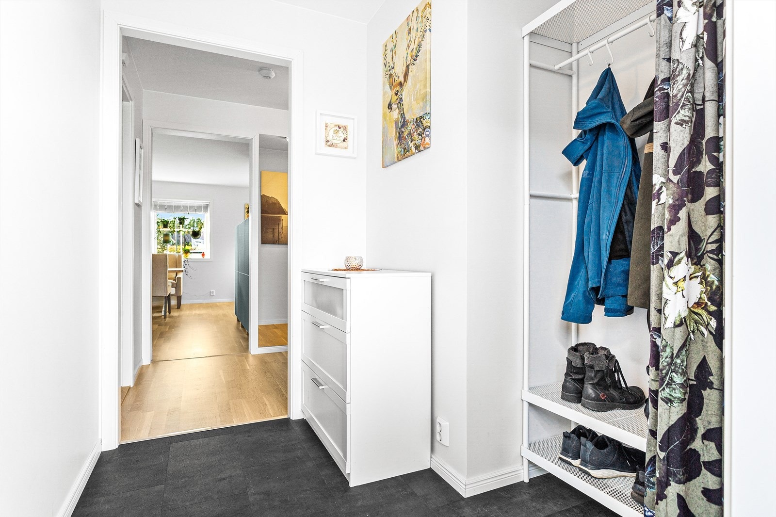 Man ønskes velkommen inn i en lys og romslig gang med god plass til å henge fra seg ytterklær og sette fra seg sko. Galleribilde
