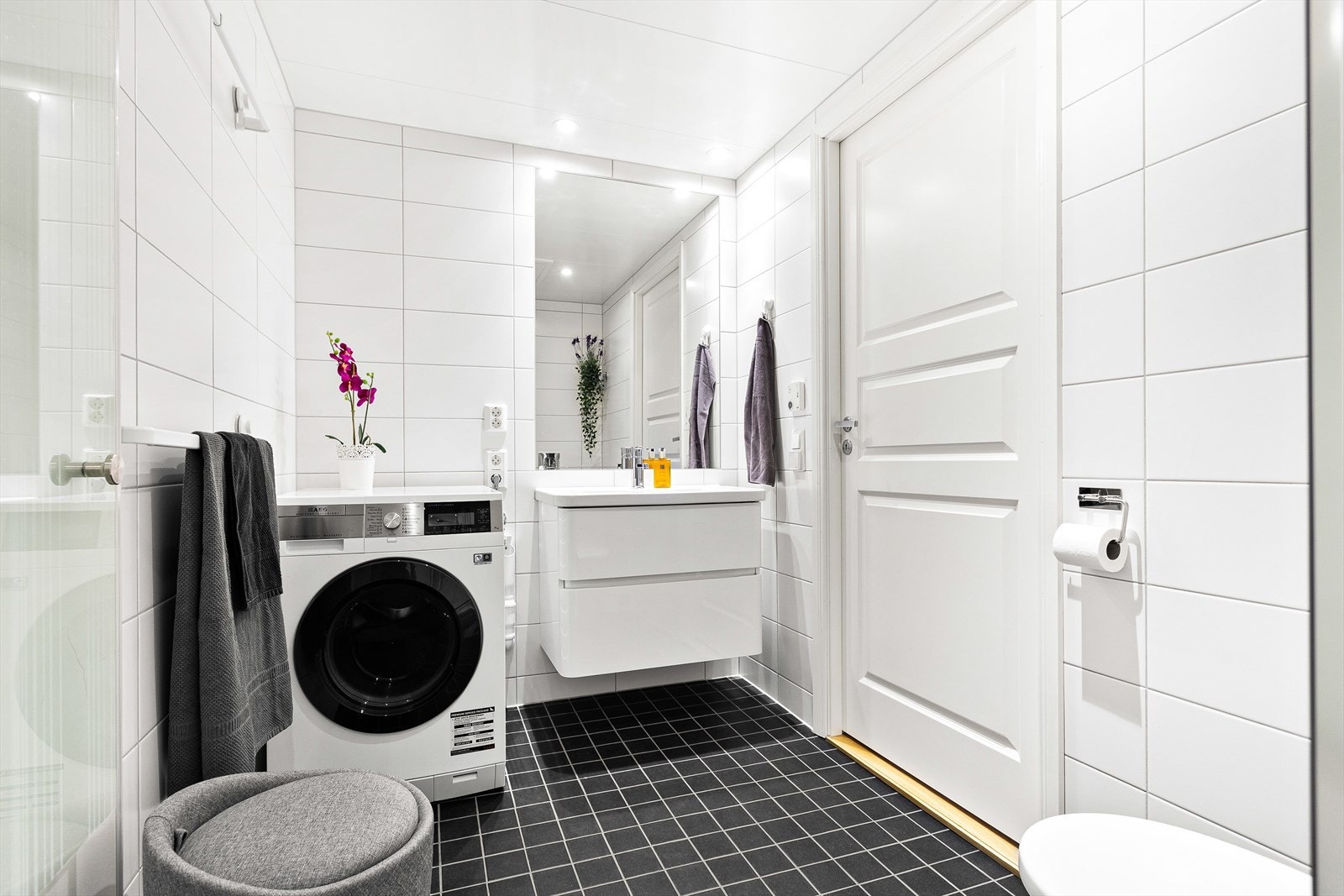 Badet er av god størrelse! Det er satt inn servant med praktiske skuffer, toalett og dusjnisje. Galleribilde