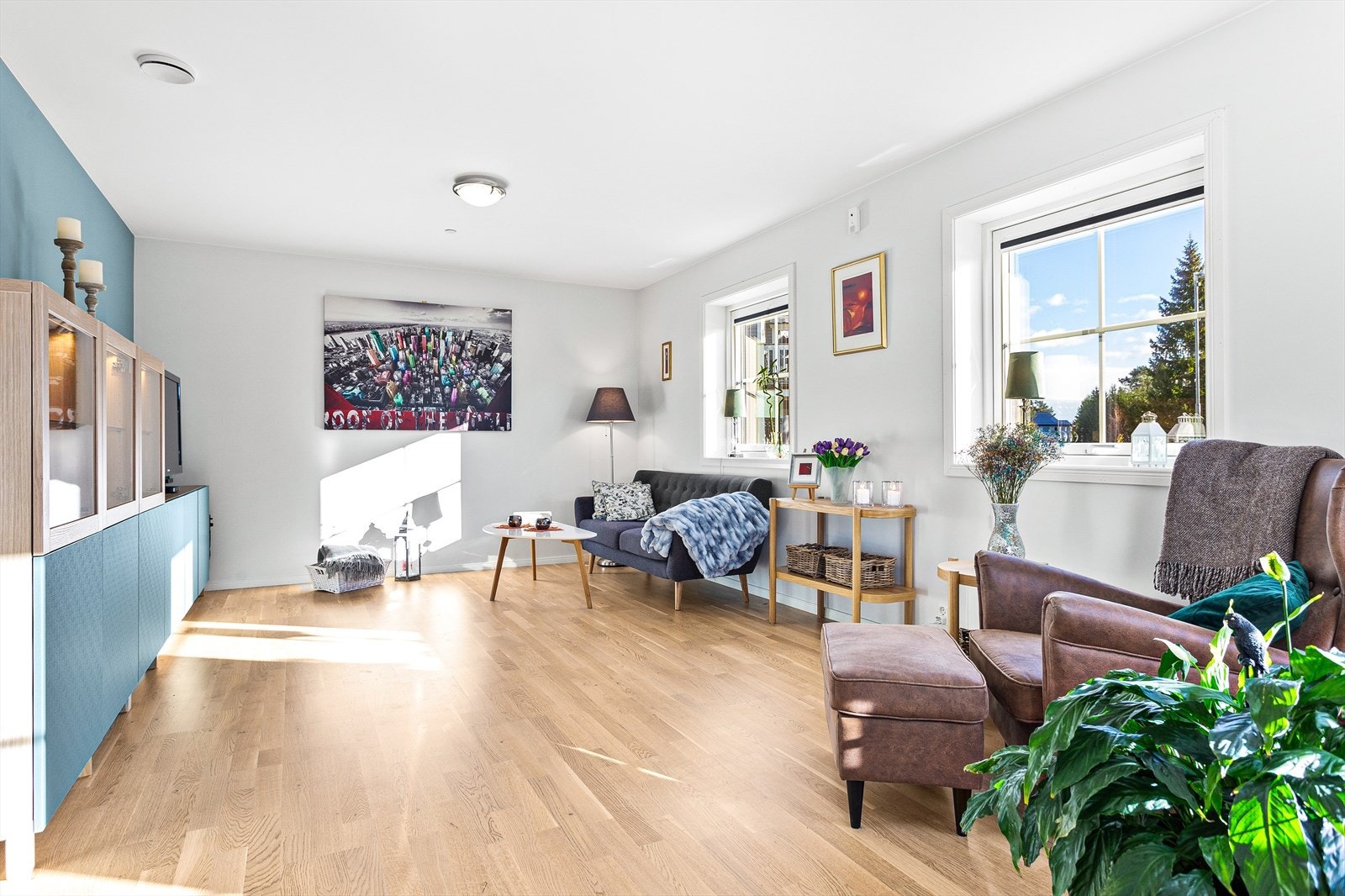 I stuen er det god plass til flere sittegrupper, tv-benk og øvrig møblement. Galleribilde