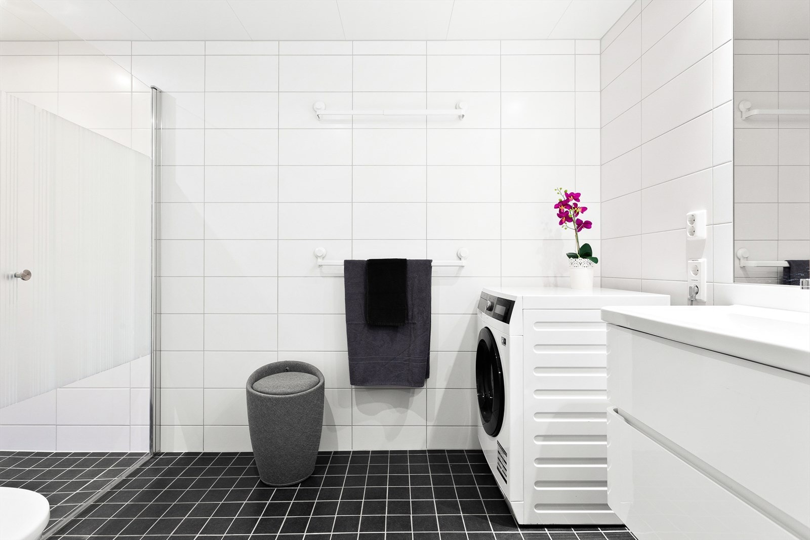 Lekkert og flislagt bad med gulvvarme, downlights og opplegg for vaskemaskin. Galleribilde