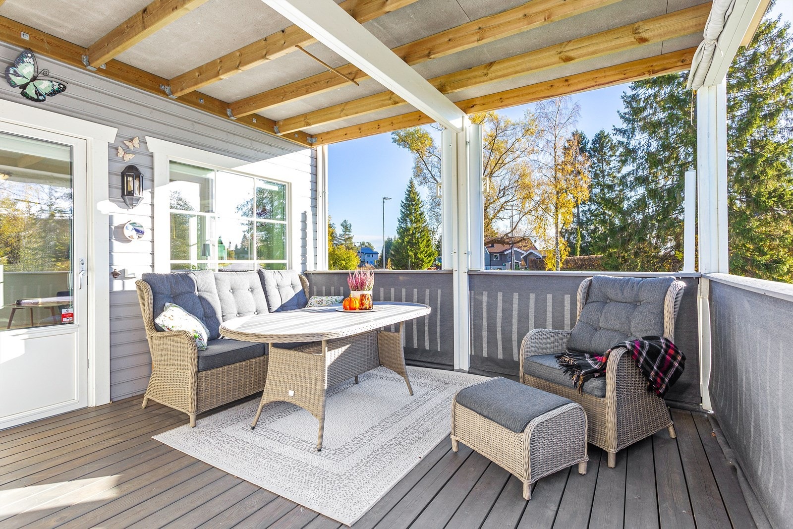 Leiligheten har en flott og overbygget terrasse med god plass til sittegruppe, grill, etc. Galleribilde