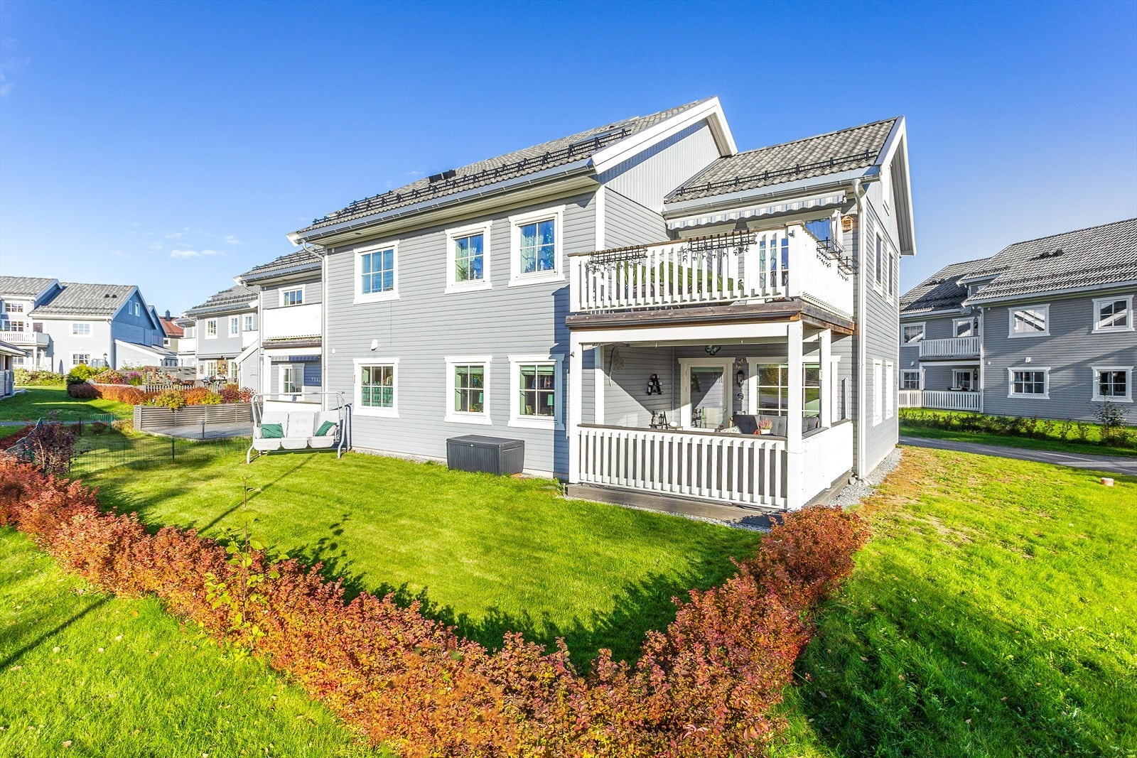 Leiligheten har en flott endebeliggenhet med overbygget terrasse og hage omkranset av hekk. Galleribilde