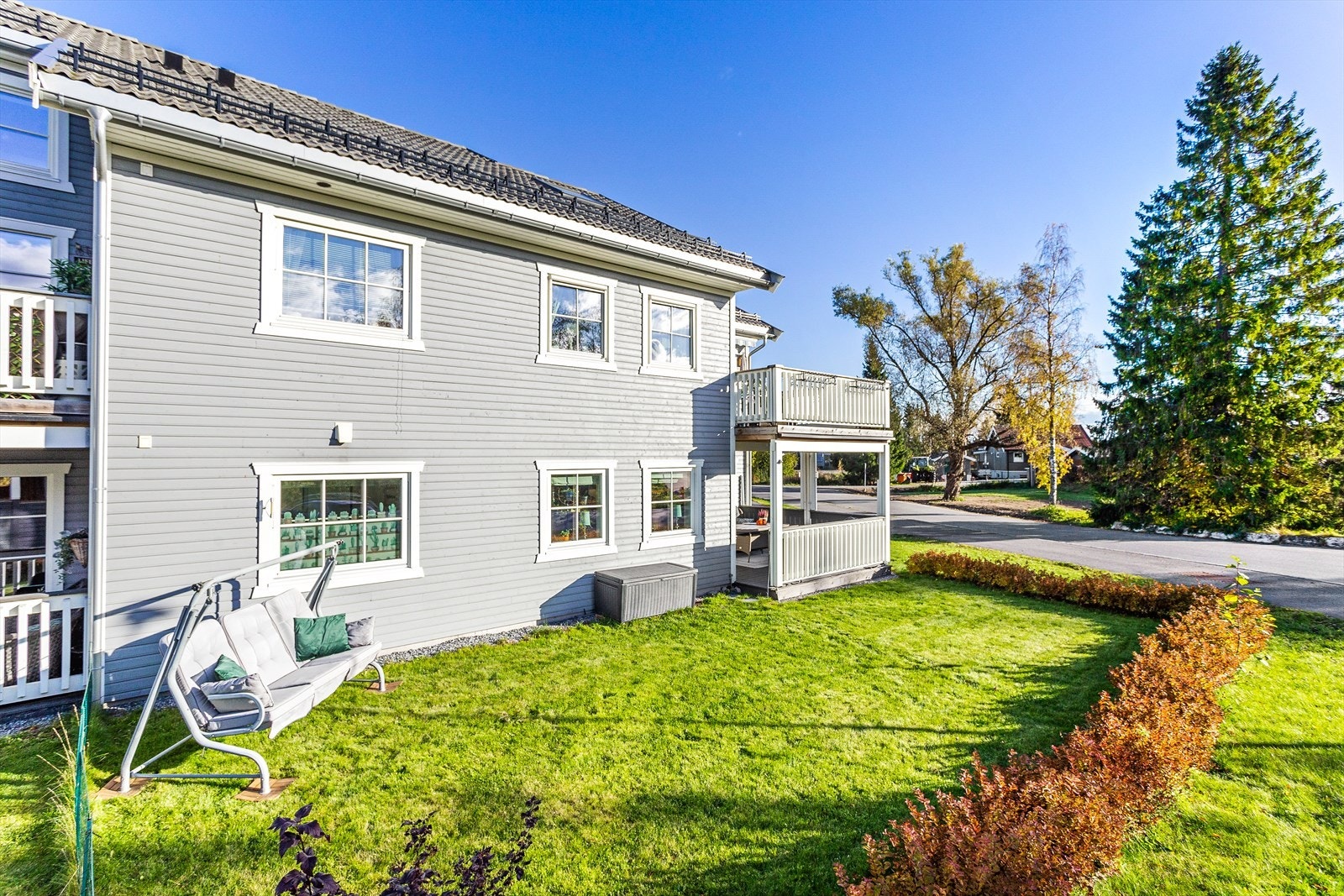 Stor hage omkranset av hekk. Her er det godt med boltreplass for store og små! Galleribilde