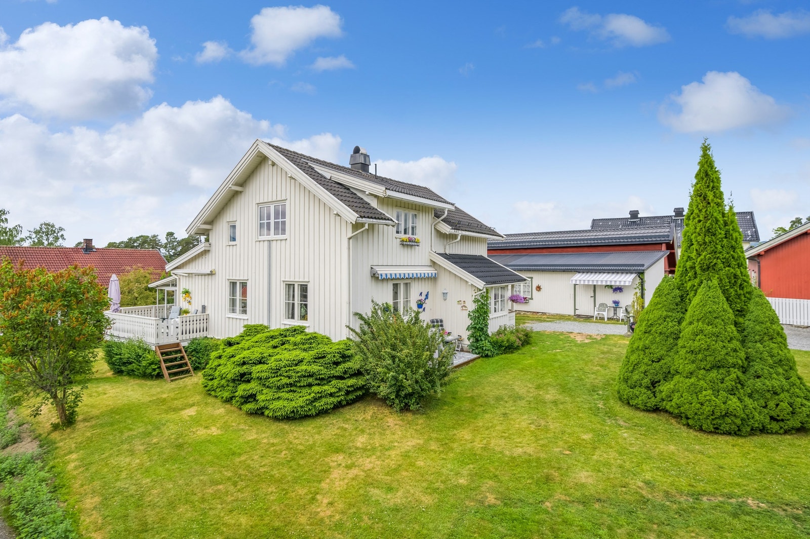 Pen og velholdt enebolig med solrik og idyllisk hage Galleribilde
