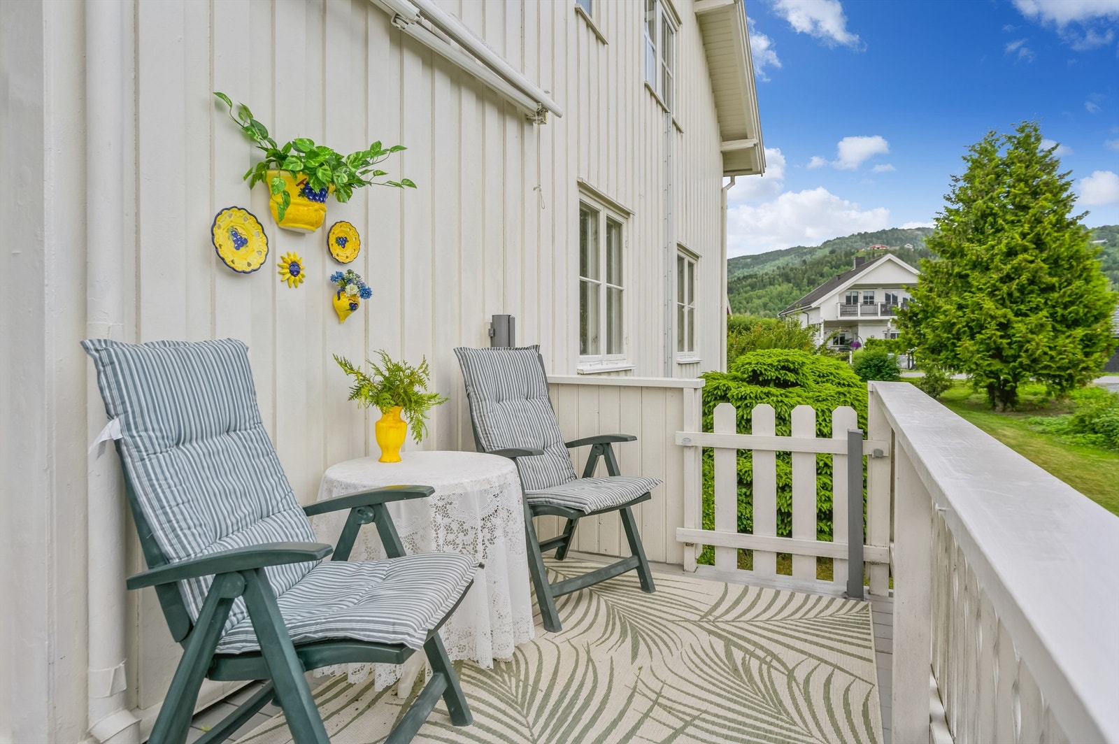 Åpen del av verandaen med markise Galleribilde