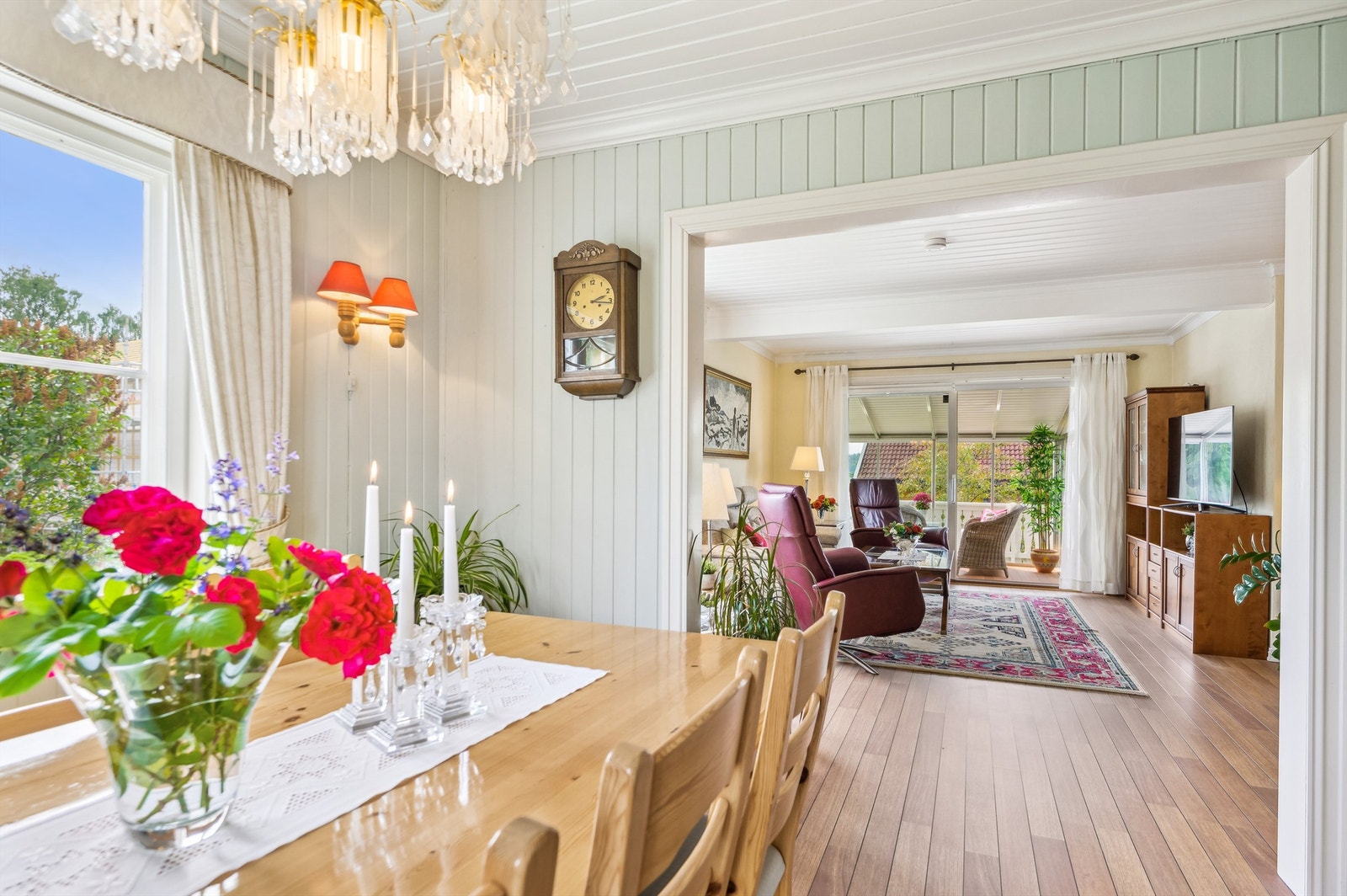 Stor åpning inn til hovedstuen Galleribilde