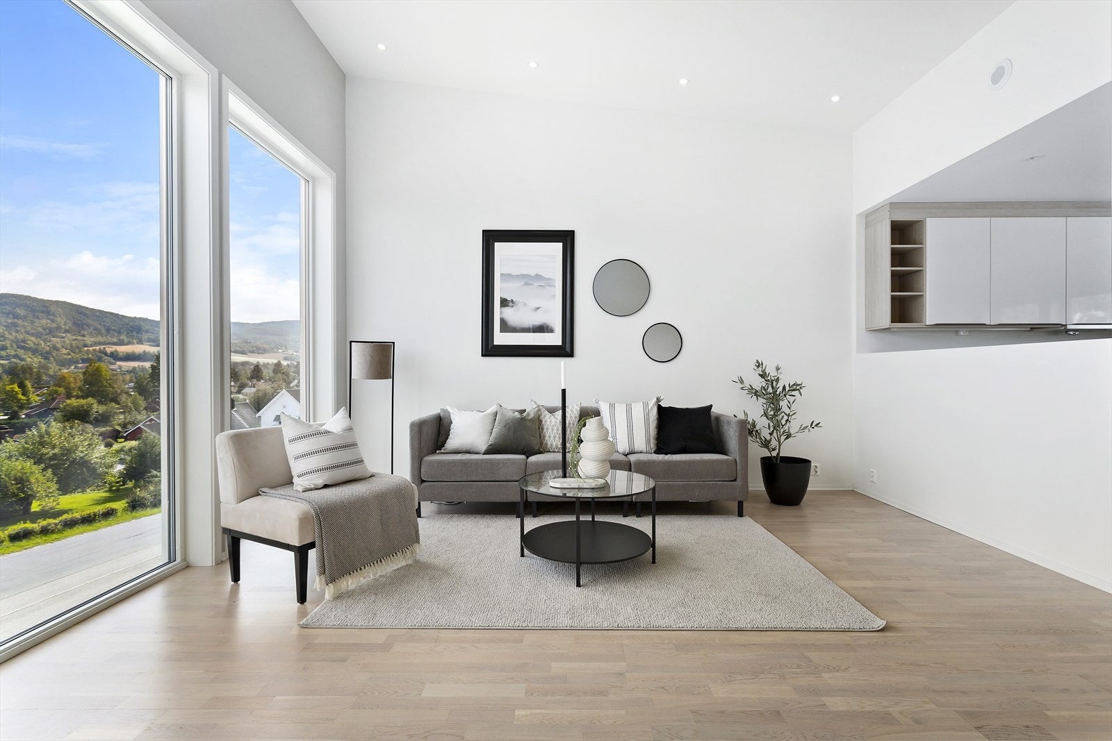 Stuen har parkett på gulv og utstrakt bruk av downlights i himling. Galleribilde