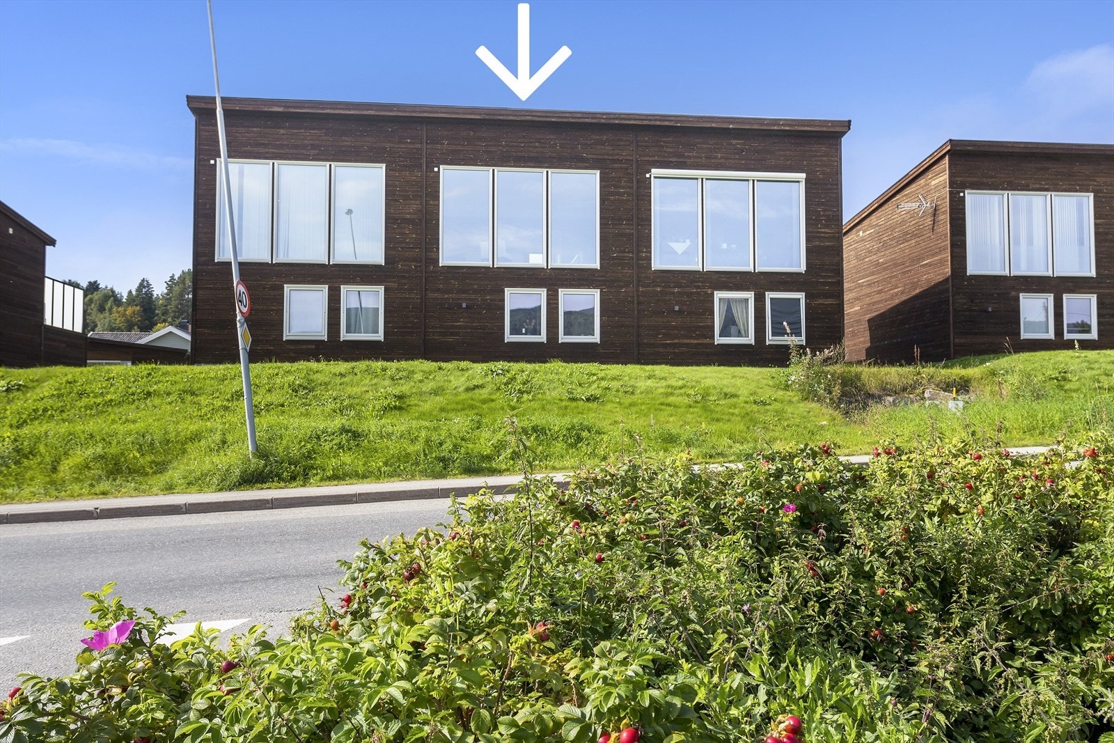 Nedre Bråtabakken 16 ligger i et attraktivt og svært barnevennlig boligområde, sentralt i Geithus. Galleribilde
