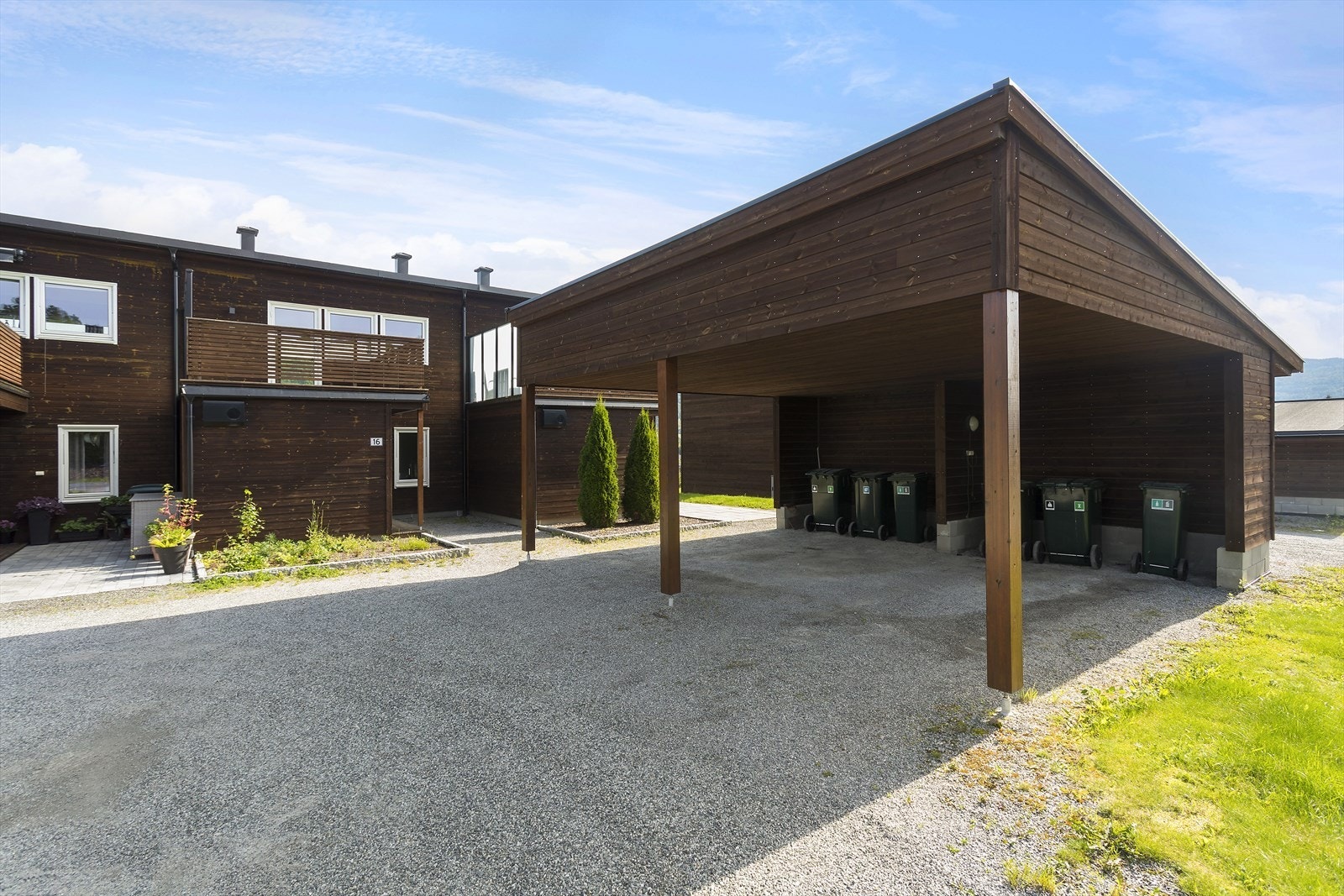 Boligen har carport og et pent inngangsparti med sportsbod. Galleribilde
