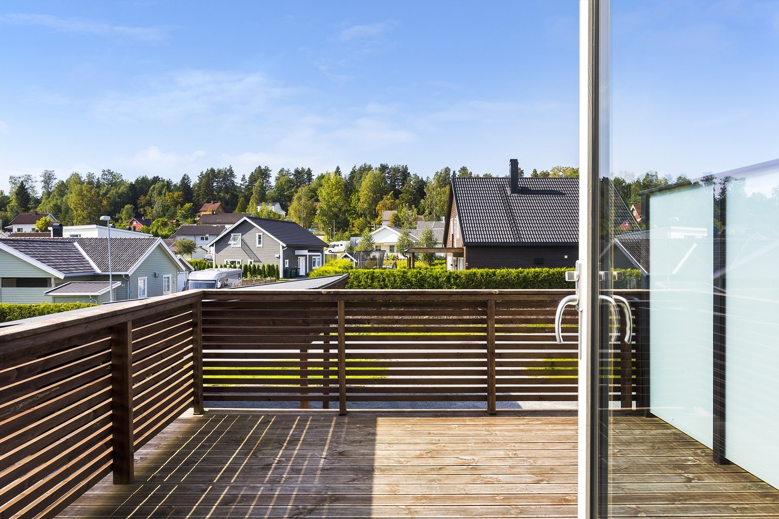 Terrassen er usjenert og har god plass til utemøblement. Galleribilde