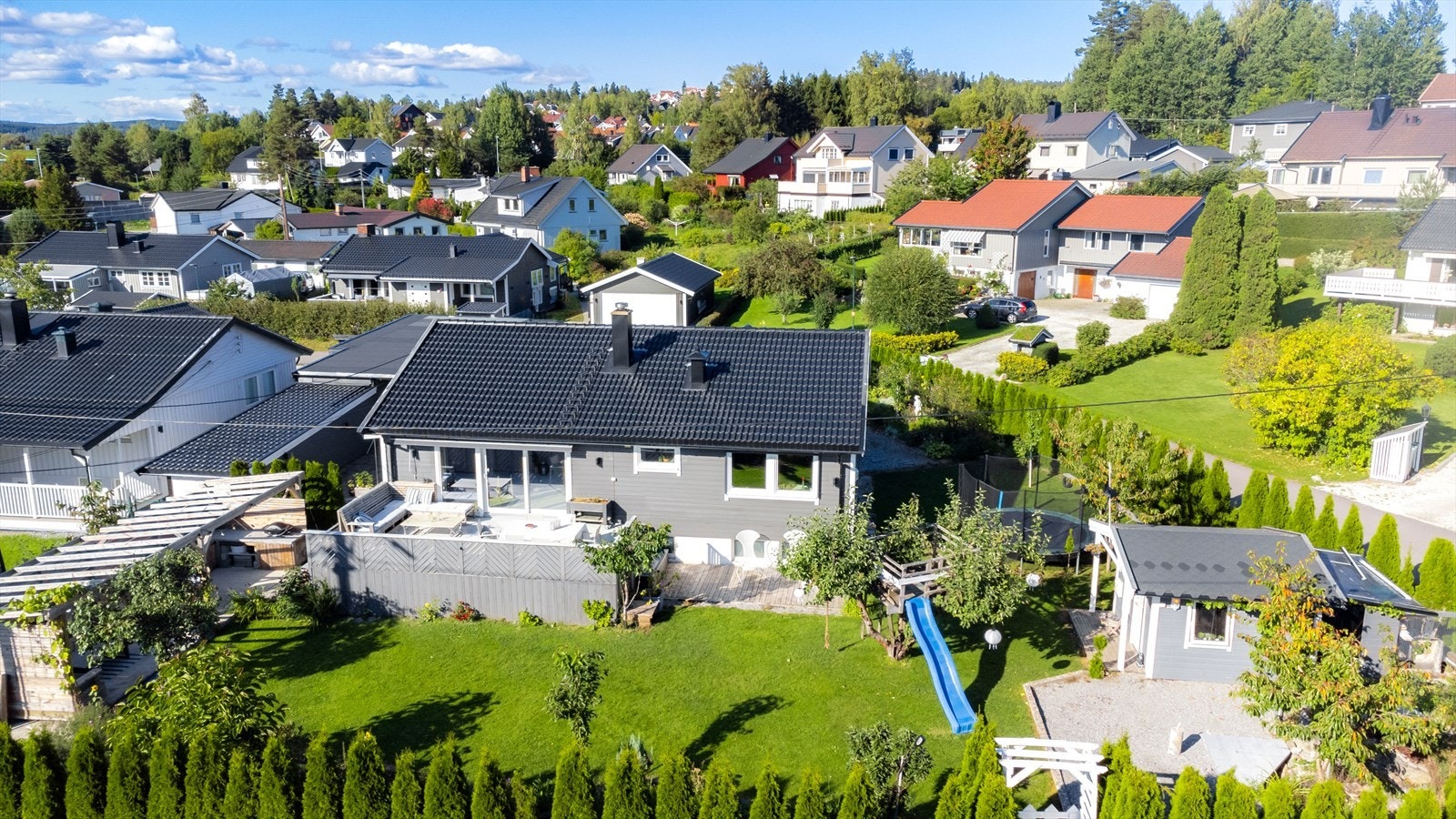 Eiendommen har nærhet til skoler, barnehager og servicetilbud. Galleribilde