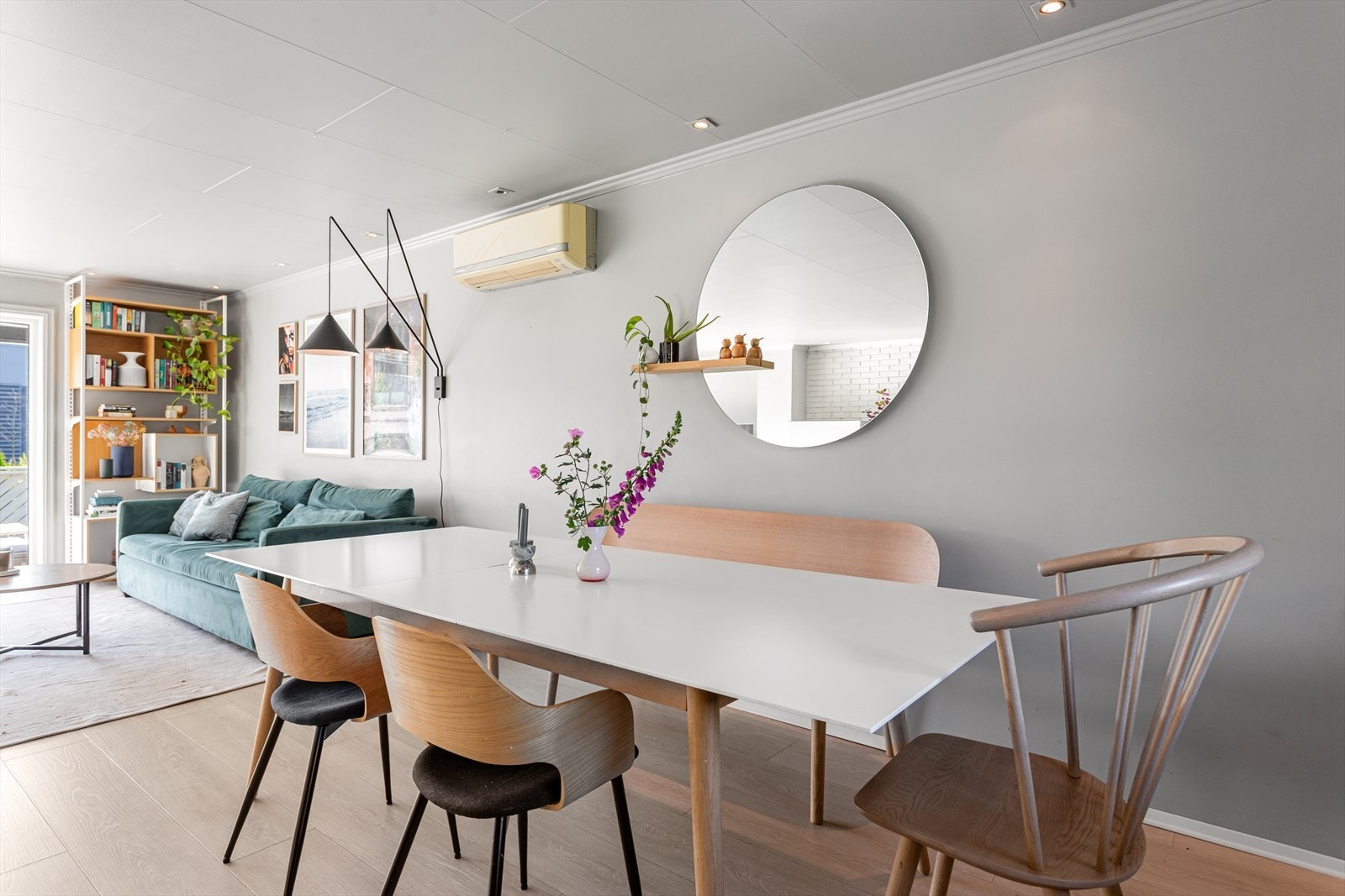 I stuen er det god plass til stor sofagruppe, tv-seksjon og spisebord. Galleribilde