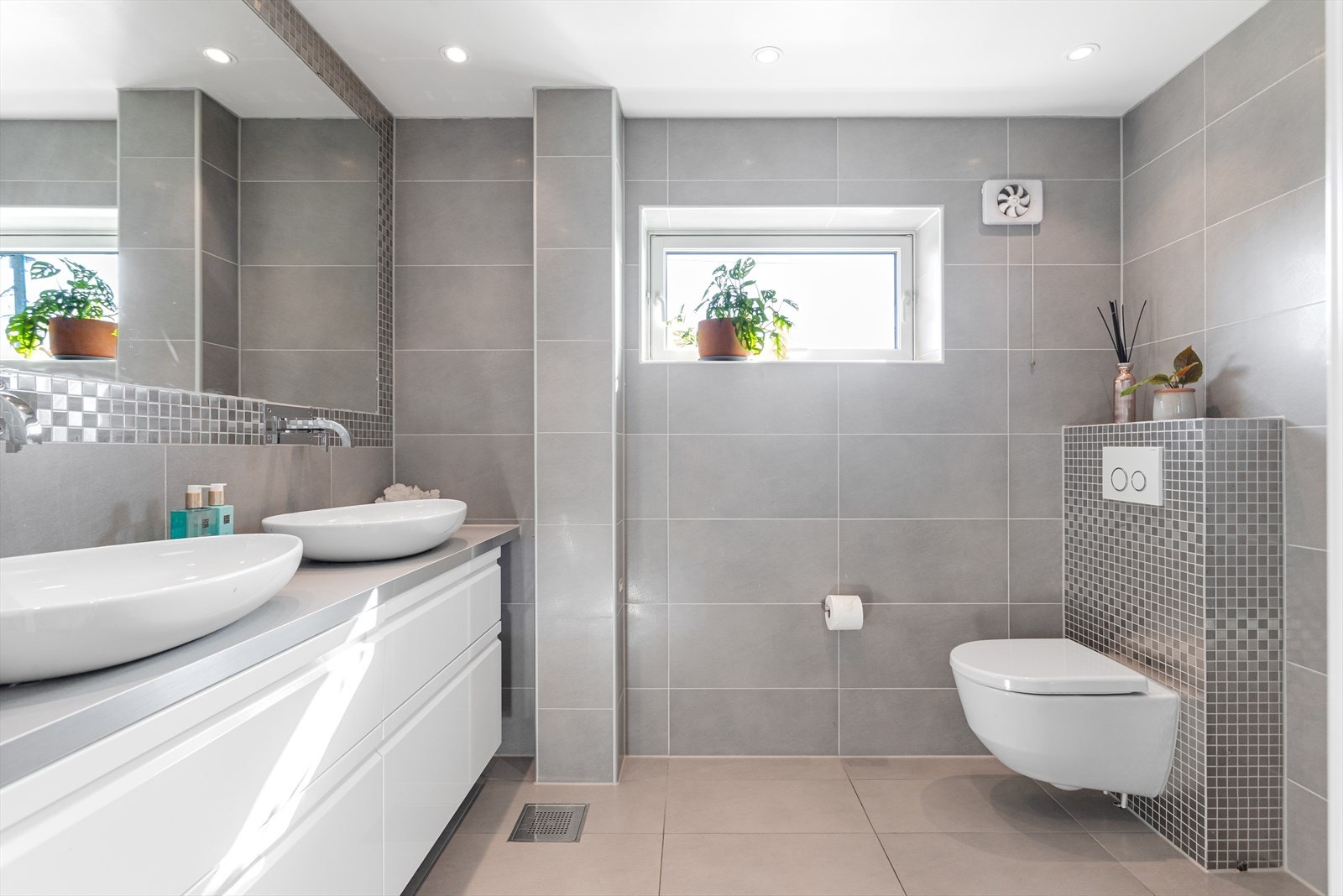 Hoveddelen har et lekkert baderom med tidsriktige innredninger og fliser. Galleribilde