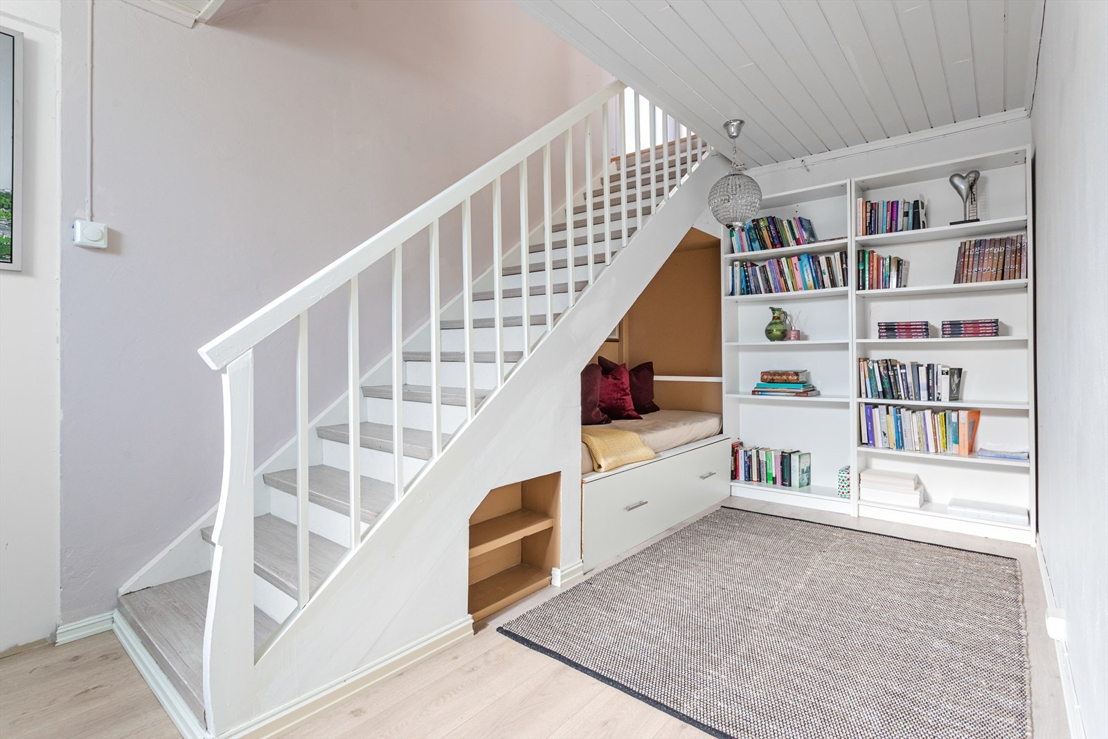 Under trappen er det en koselig, plassbygd lesekrok. Galleribilde