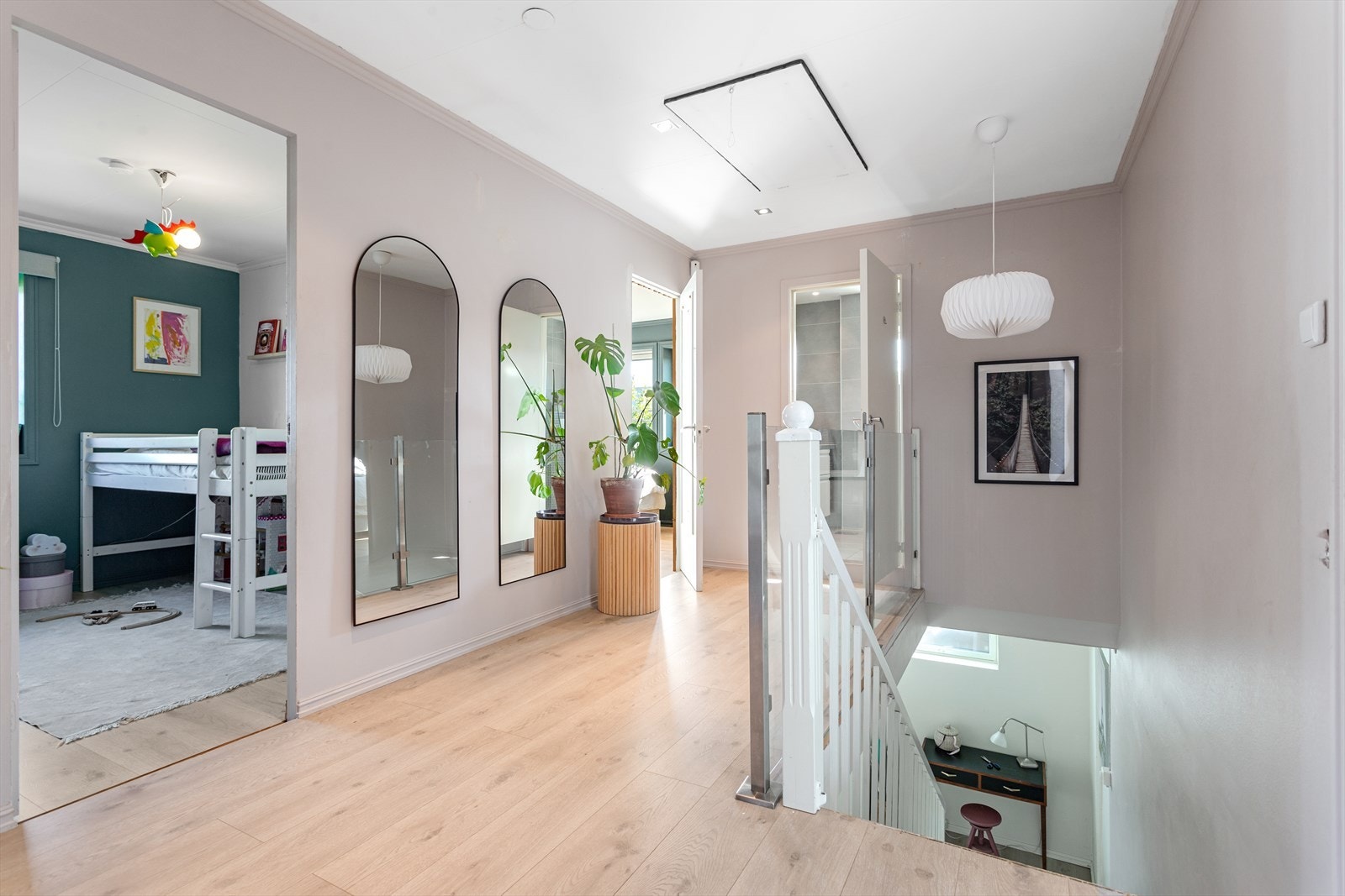 Det er totalt 4 soverom i boligens hoveddel og 1 soverom i hybelen. Galleribilde