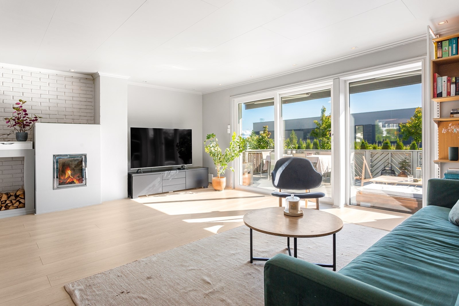 Stuen er lys og luftig og har gode vindusflater som gir rikelig med naturlig lys, samt utgang til solrik terrasse og sjarmerende hage. Galleribilde