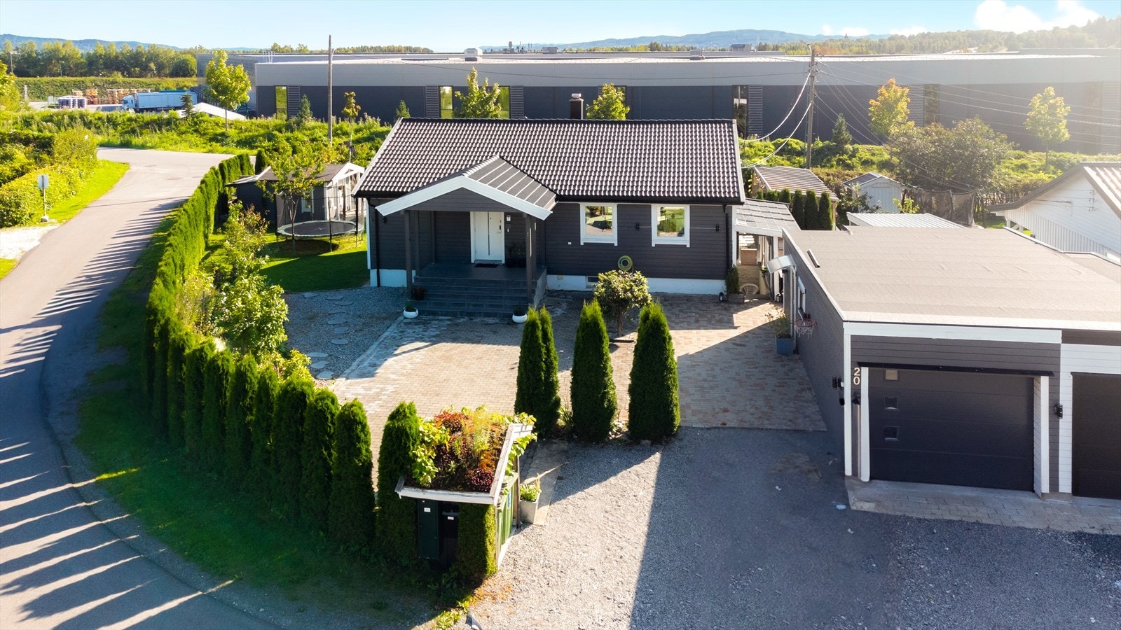 Parkering kan skje både på egen gårdsplass, og i garasjen. Garasjen er på 32 kvm og har elbillader. Galleribilde