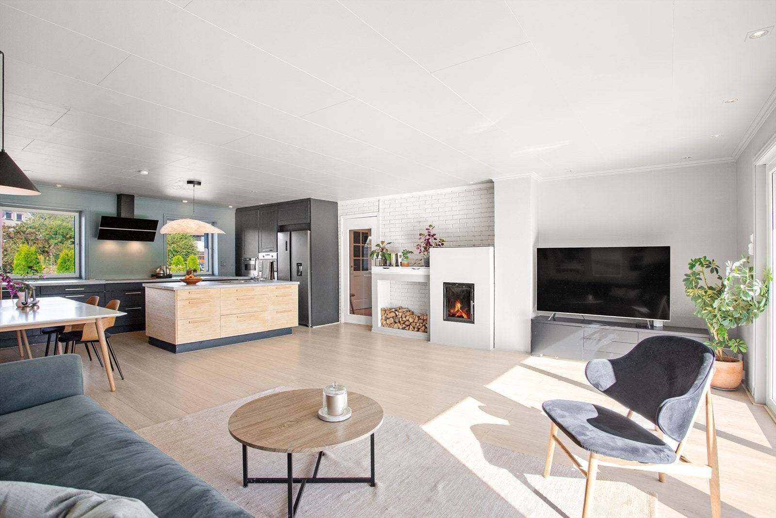 Boligen kan bl.a. by på solrike terrasser, pent opparbeidet hage og gode parkeringsmuligheter både i garasje og på gårdsplassen. Galleribilde