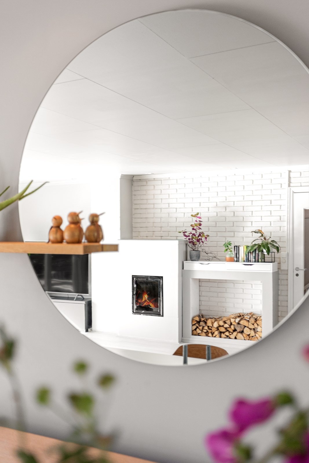 I midten av rommet finner du en lekker peisovn som gir rommet en lun atmosfære. Galleribilde