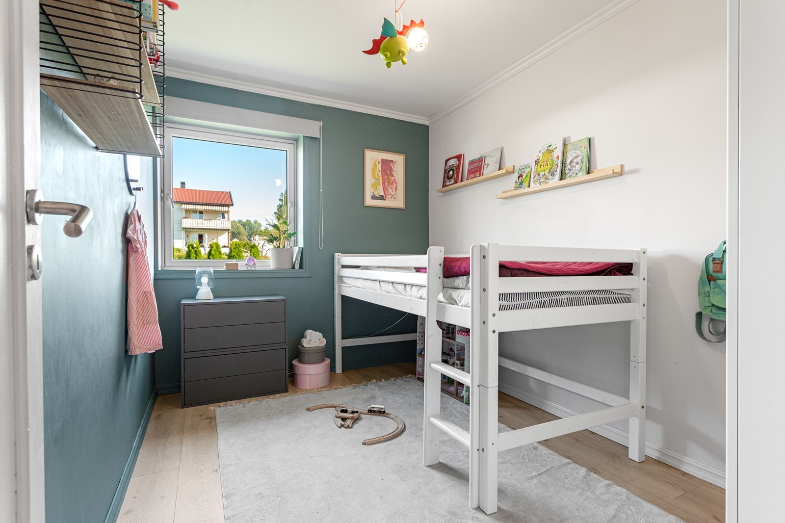 De 3 soverommene oppe har parkett på gulv. Galleribilde