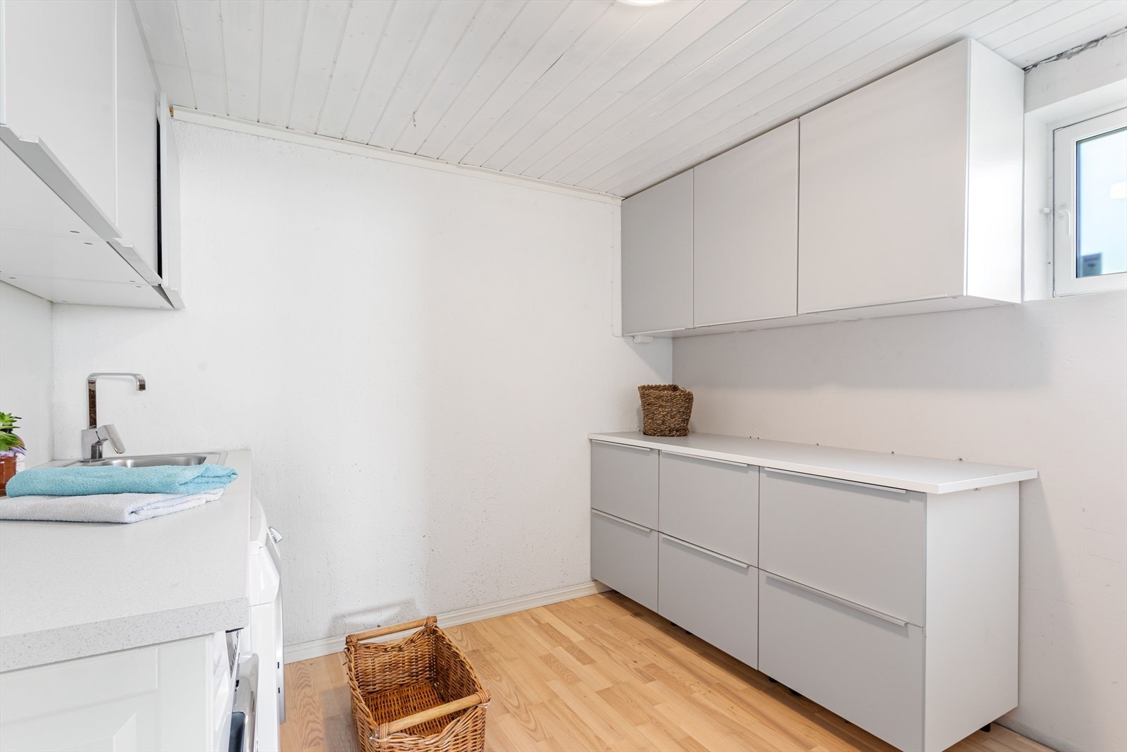 Det er eget vaskerom i underetasjen. Innredningen består av et underskap/overskap og utslagsvask. Det er opplegg for vaskemaskin/tørketrommel. Galleribilde