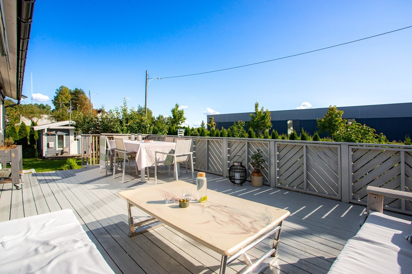 Fra stuen er det utgang til en herlig, solrik terrasse. Galleribilde