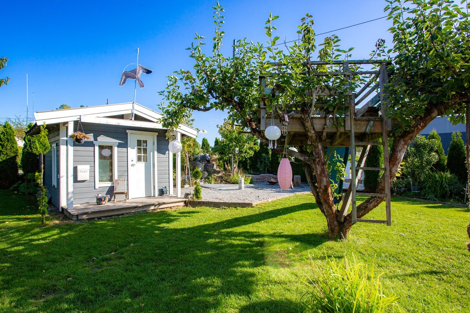 På gressplenen kan både barn og husdyr kan utfolde seg fritt. Galleribilde