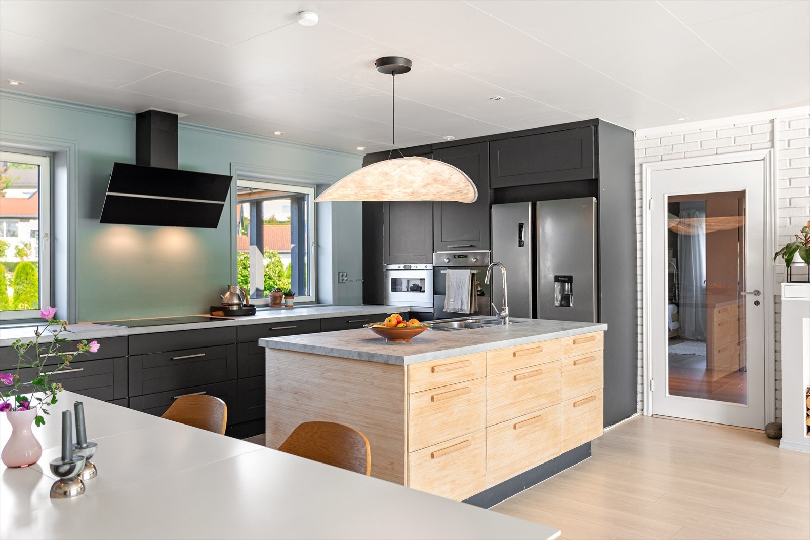 Boligen byr på et åpent kjøkken med praktisk utforming og god skap-/arbeidsplass. Galleribilde