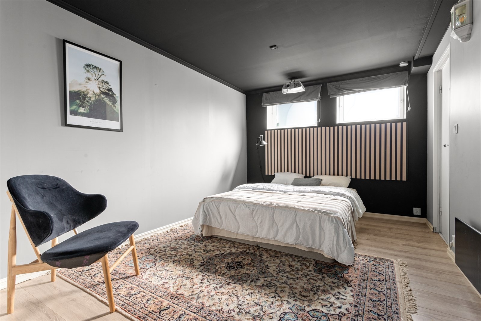 Romslig gjestesoverom med laminat på gulv. Galleribilde