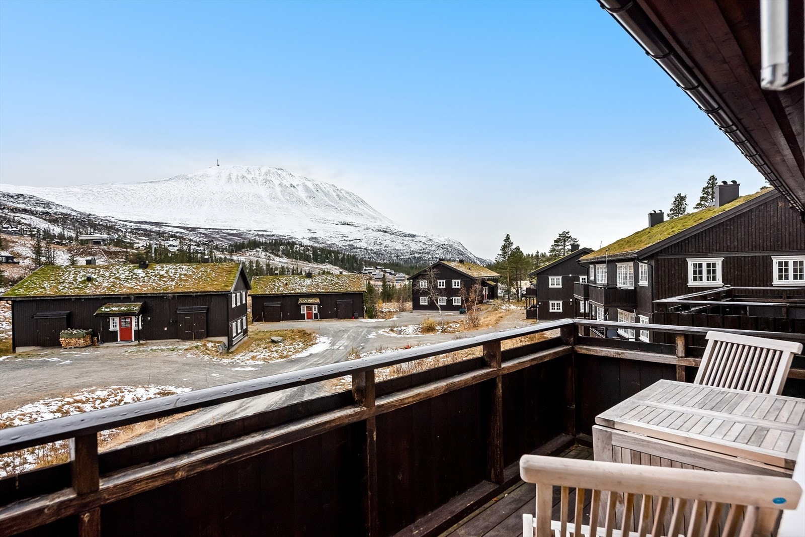 En svært lekker og tiltalende leilighet med suveren beliggenhet til salgs. Herlig og stor vestvendt balkong med nydelig utsyn og mye lys. Galleribilde