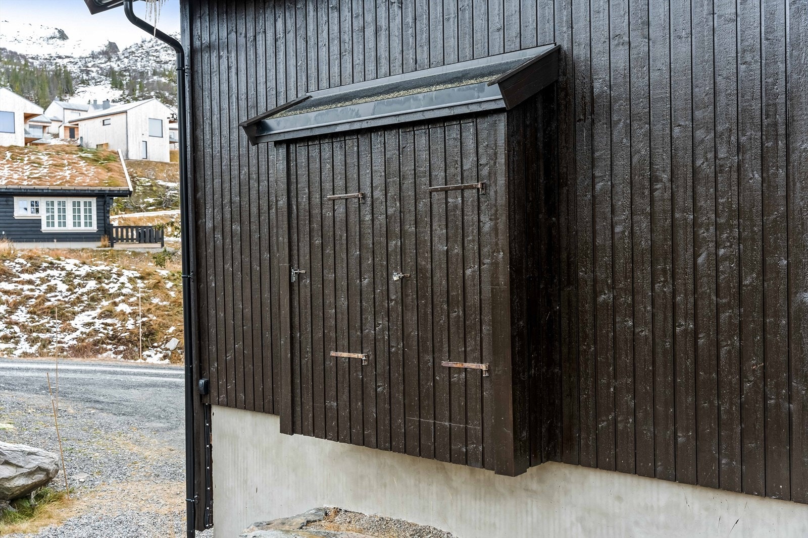 Skiskap på vegg på utsiden ved inngangsparti. Galleribilde
