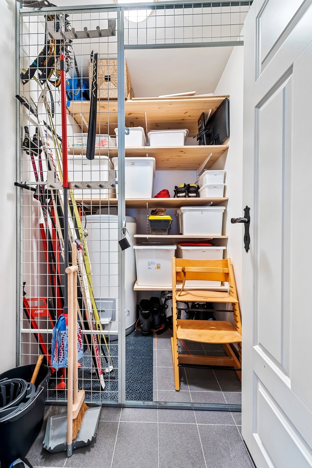 Det er rikelig med oppbevaringsplass i bod. Galleribilde