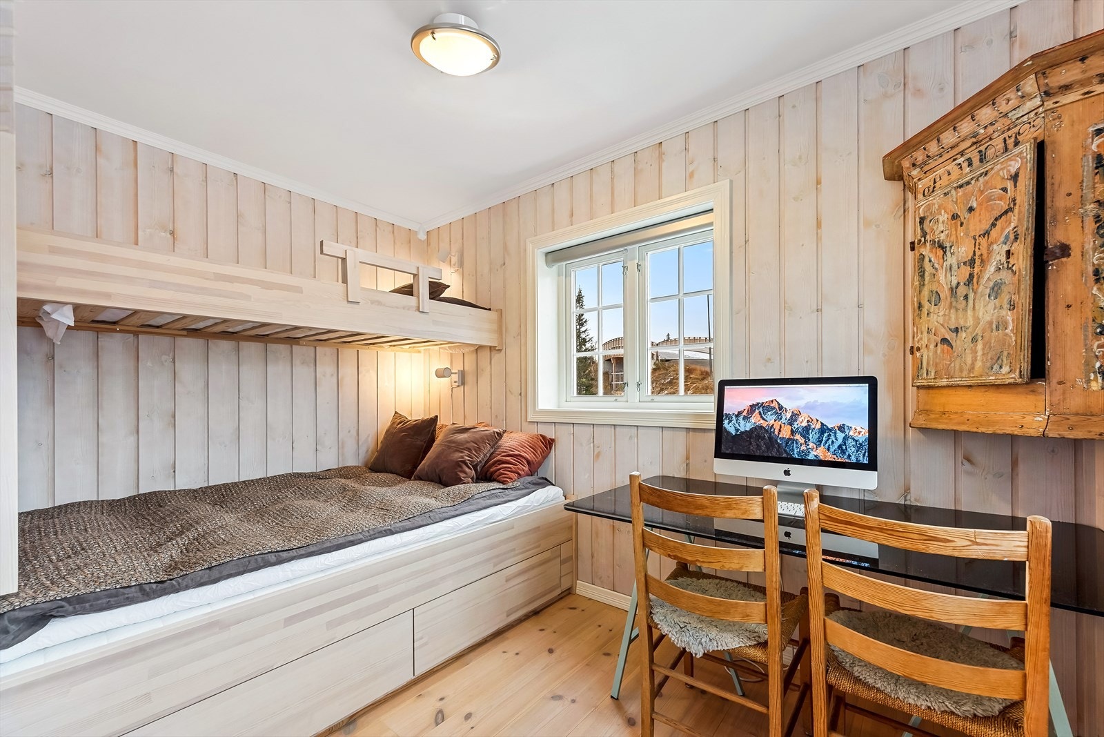 Soverom med plassbygde senger fra Ålhytta. Galleribilde