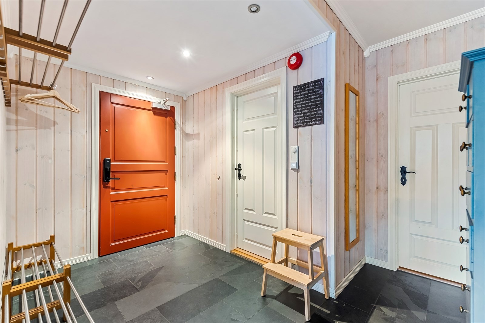 Velkommen inn - her ønskes du velkommen inn i entrè med plass til å henge fra deg ytterklær. Galleribilde
