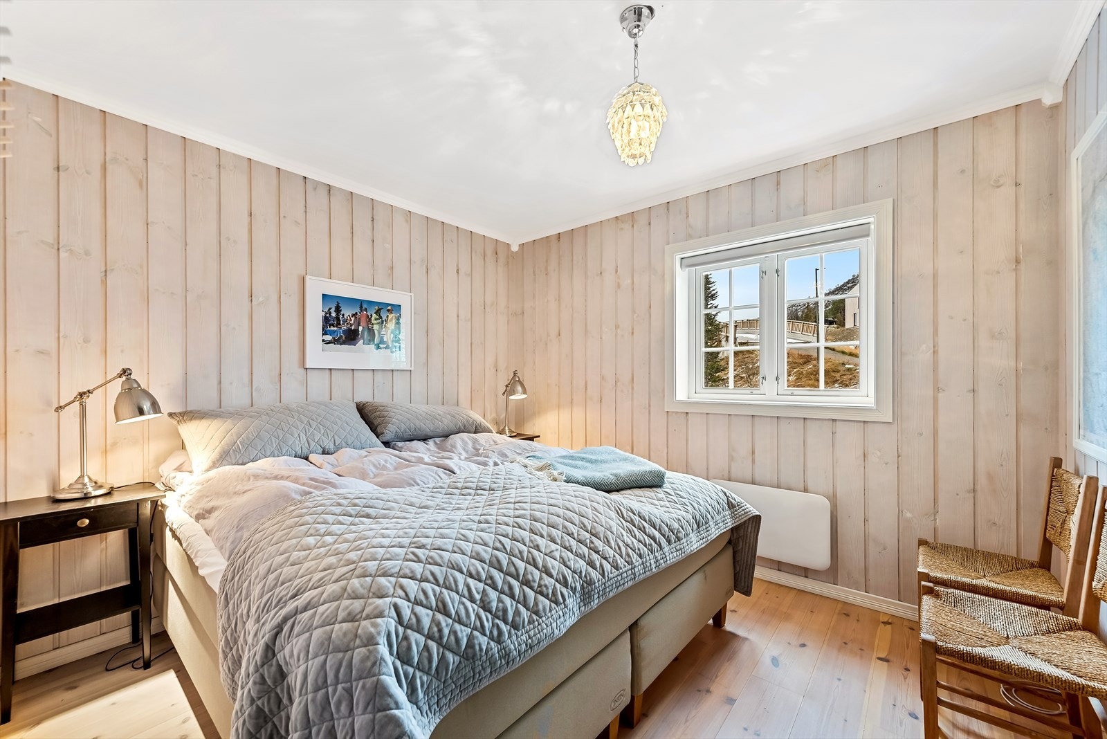 Leiligheten har 3 soverom. På begge soverommene er det plass til seng og tilhørende møblement. Galleribilde