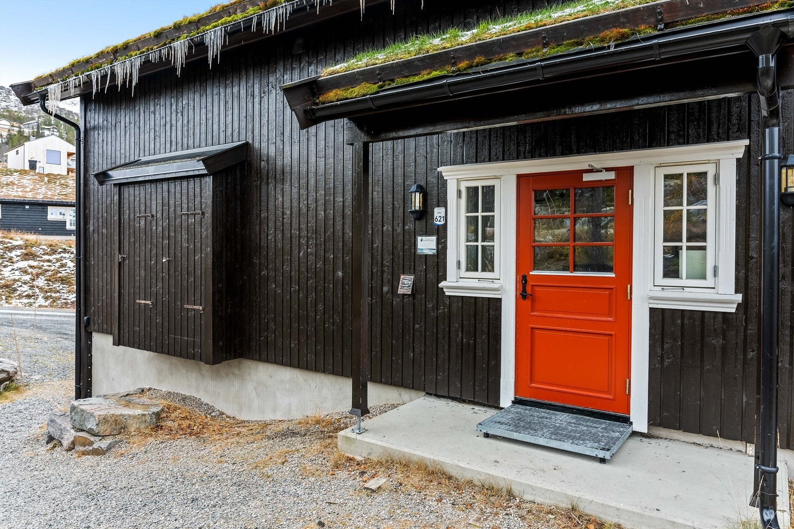 Overbygd inngangsparti. Det er adkomst til leiligheten via felles trappegang. Galleribilde