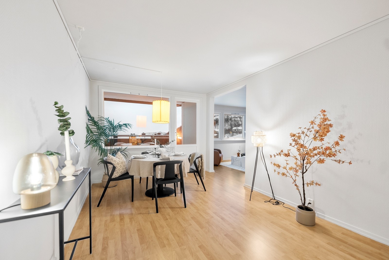 Stuen får godt med lysinnslipp fra flere vindusflater samt utgang til balkong Galleribilde