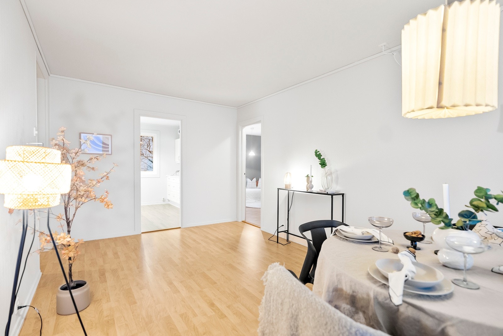 Stuen er malt i moderne og nøytrale farger som innbyr kreativitet med dekor og møblement Galleribilde
