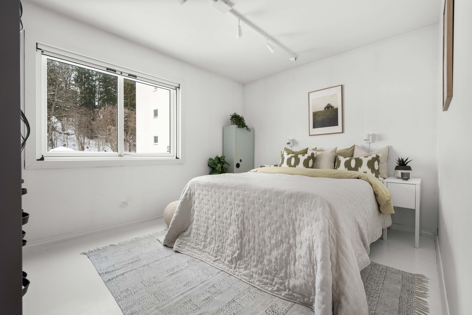 Leiligheten inneholder to fine soverom. Hovedsoverommet er av god størrelse med plass til dobbeltseng med nattbord på hver side Galleribilde